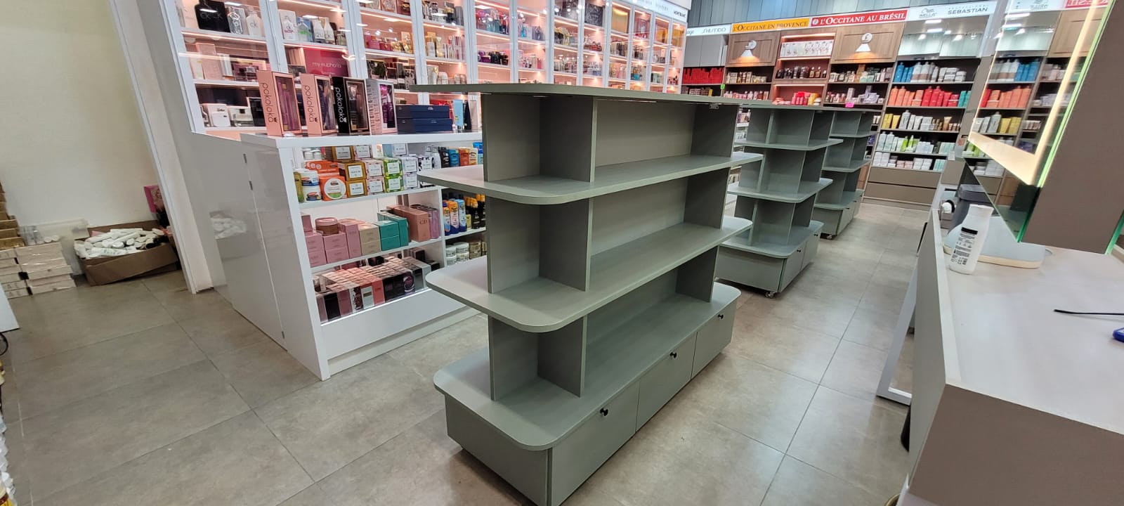 Loja com gôndolas e vitrines de vidro