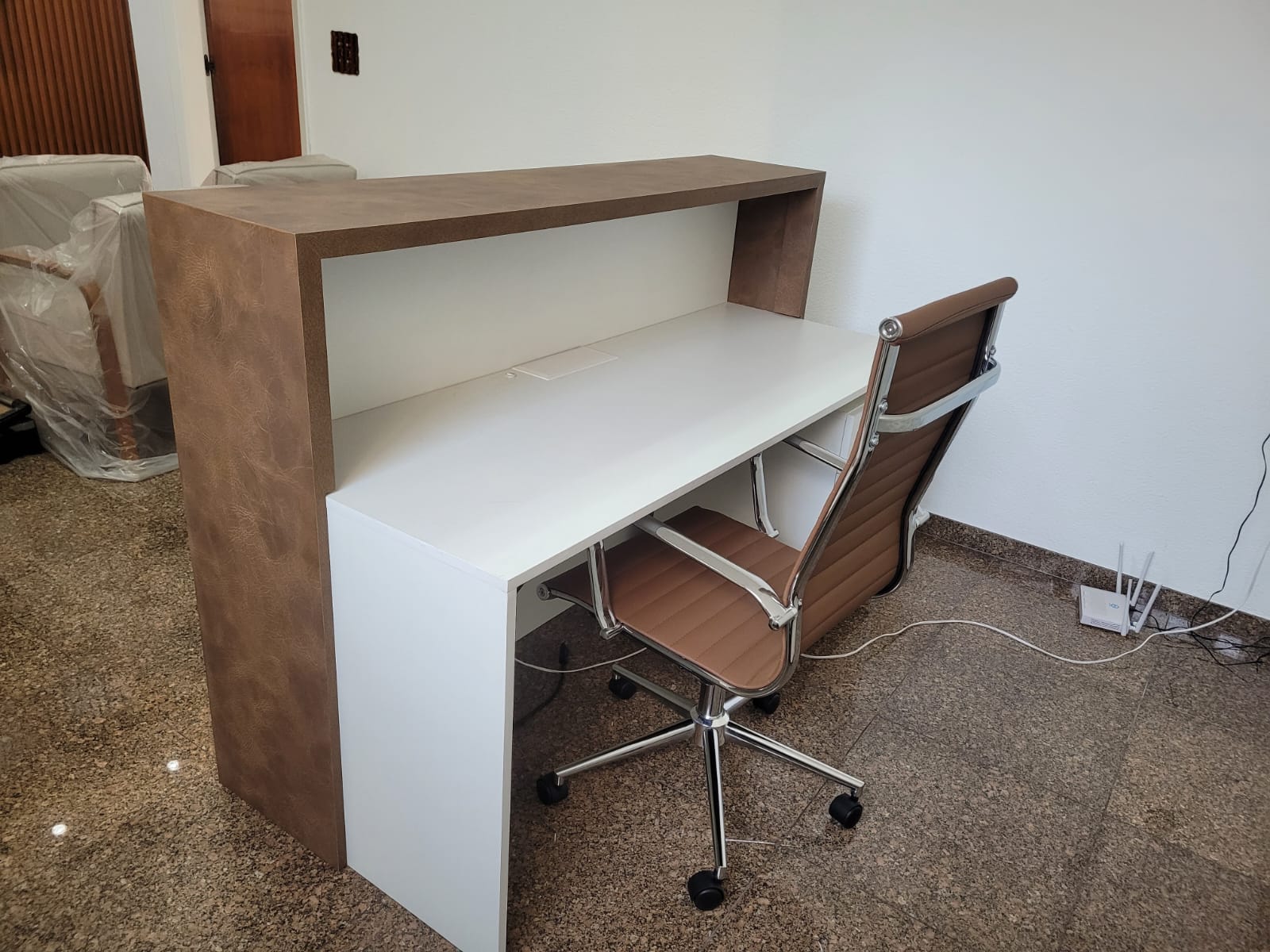 Recepção com painel ripado e iluminação LED